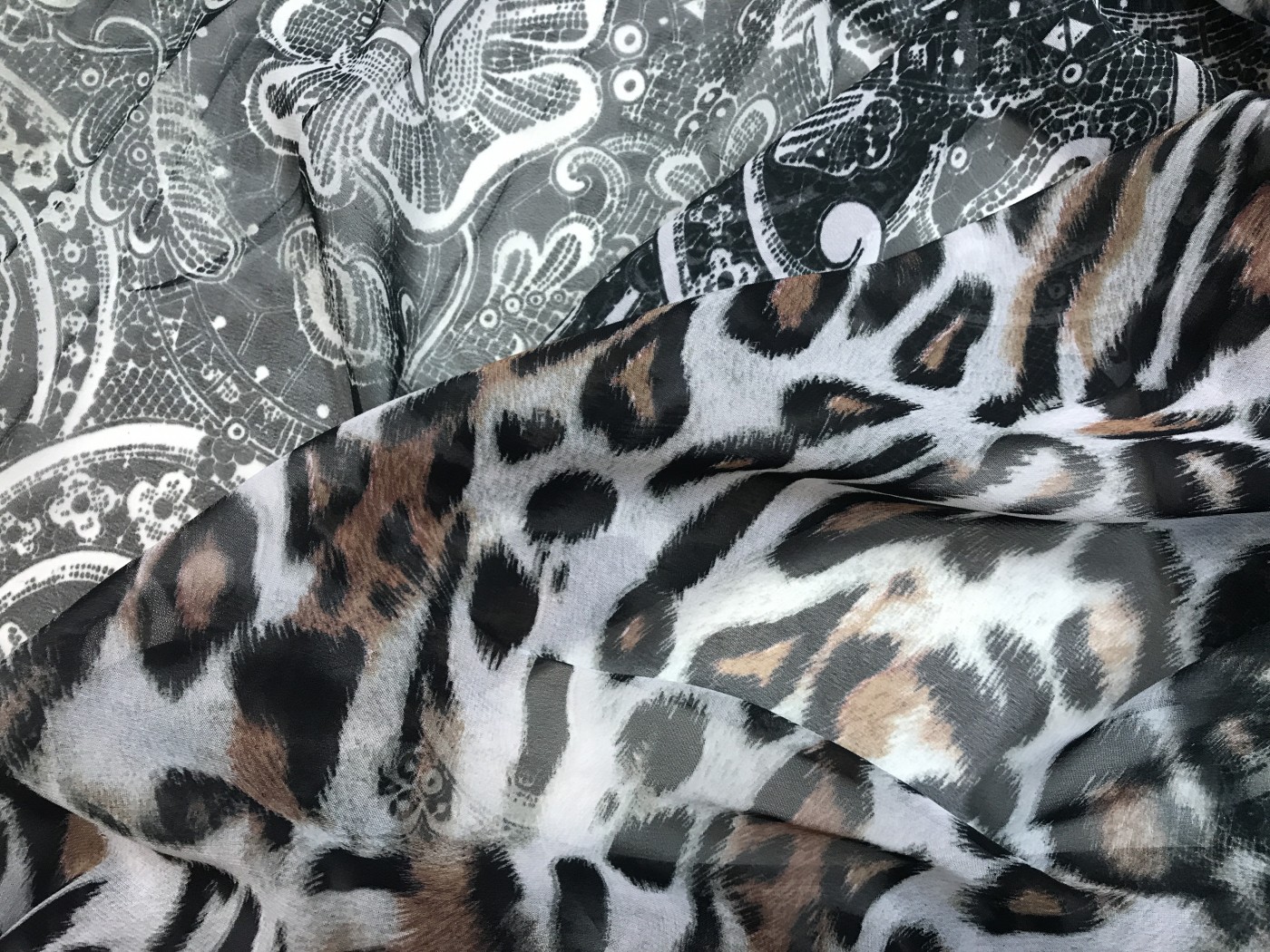 Платья черно белый леопард